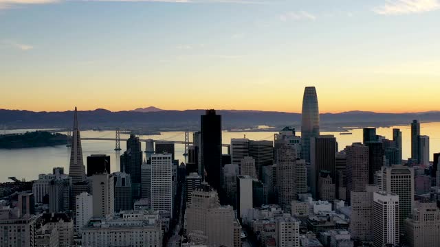 鸟瞰图的旧金山地平线在日出。视频素材