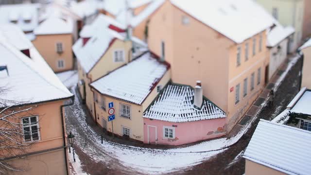 冬天布拉格景观。空中拍摄屋顶上的雪。Tilt-shift镜头错觉视频素材