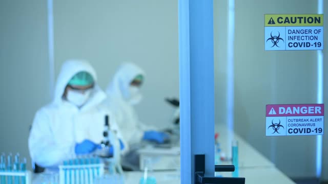 科学家在实验室使用显微镜进行实验，科技保健理念视频素材