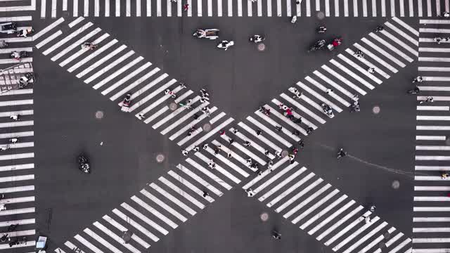 T/L无人机视角的城市街道十字路口视频素材