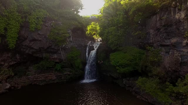 夏威夷无人机镜头，毛伊岛，海洋，瀑布视频下载