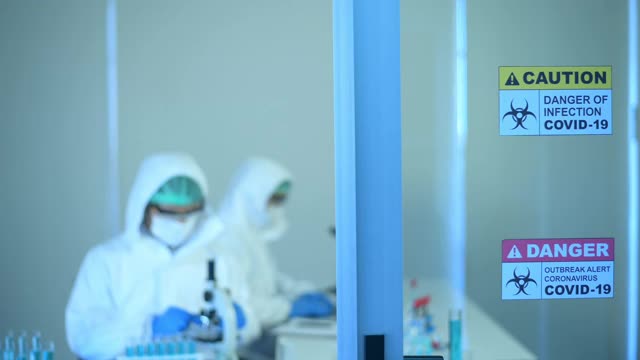 科学家在实验室使用显微镜进行实验，科技保健理念视频素材