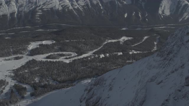 飞越山崖，看落基山脉视频素材