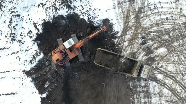 履带式挖掘机挖掘地面大修道路鸟瞰图。工程机械在工程中从事高能耗、重体力劳动视频素材