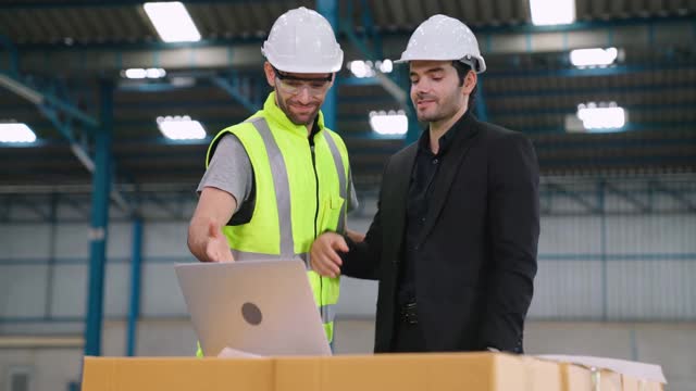 成功的工作伙伴握手显示项目成功。视频素材