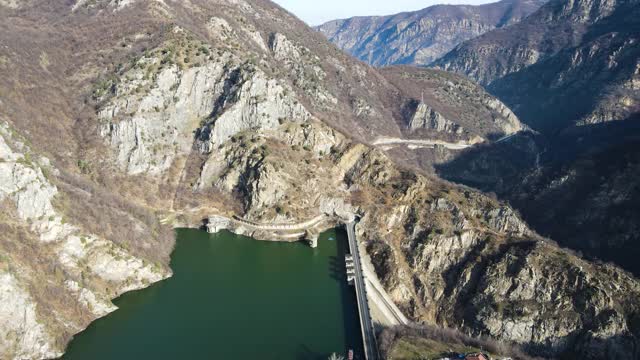 鸟瞰图克里希姆水库大坝，Rhodopes山，保加利亚视频素材