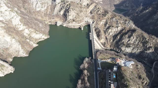 鸟瞰图克里希姆水库大坝，Rhodopes山，保加利亚视频素材