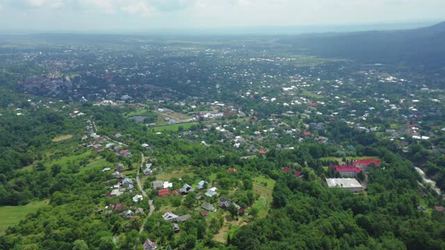 无人机拍摄山谷中的一个大村庄。视频素材