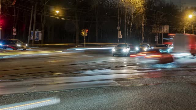 夜晚十字路口的交通堵塞时间流逝视频素材