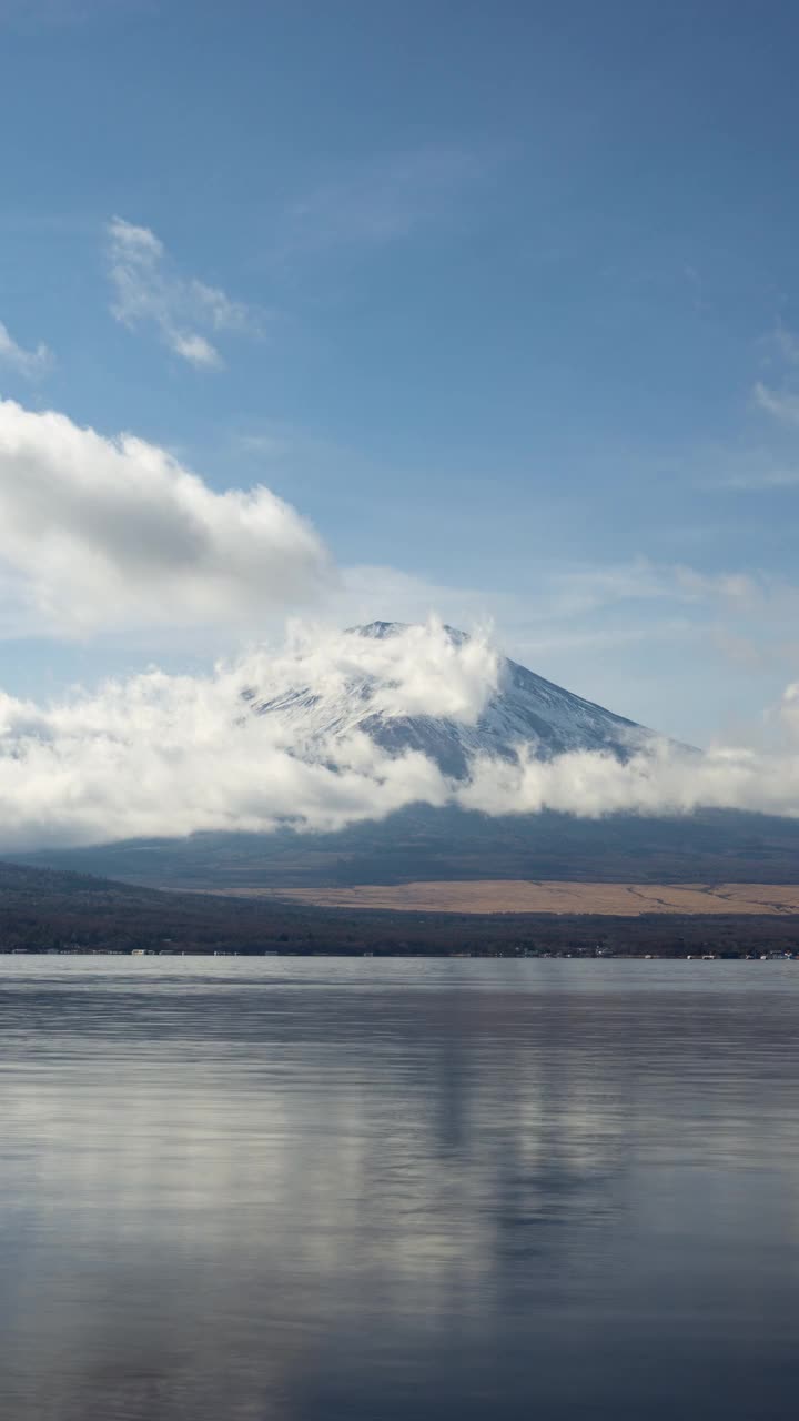 云雾环绕的富士山(垂直延时)视频素材