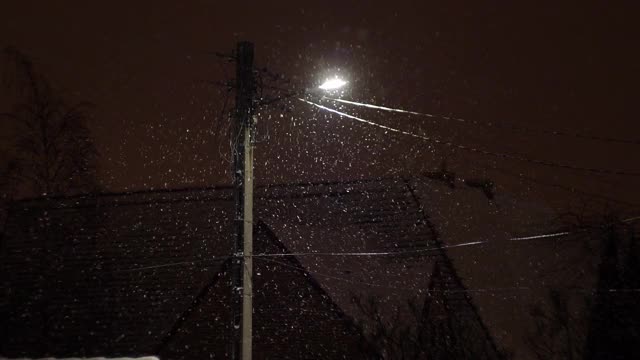 夜落雪街灯泛光灯视频素材