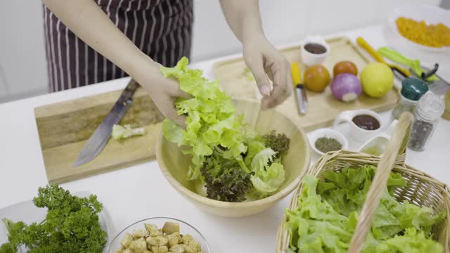 女人的手正在掰开碗里的莴苣叶视频素材