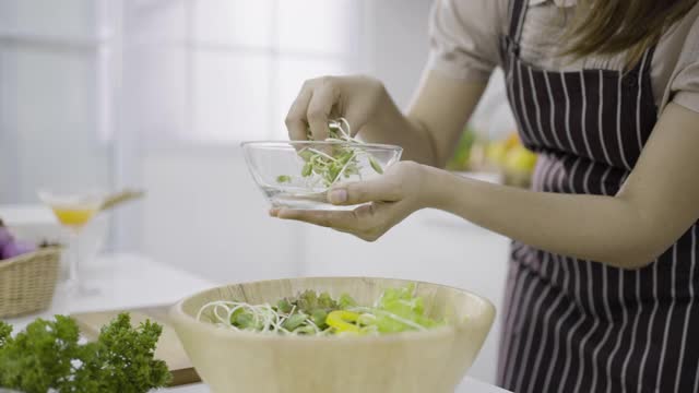 女士用微芽蔬菜装饰沙拉视频素材