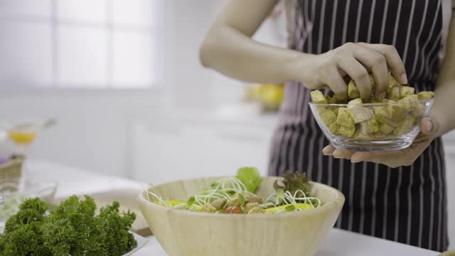 女人在沙拉中加入干豆排视频素材