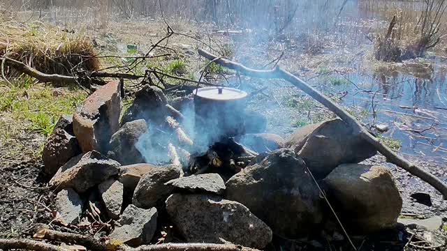 观锅在露营火。视频素材