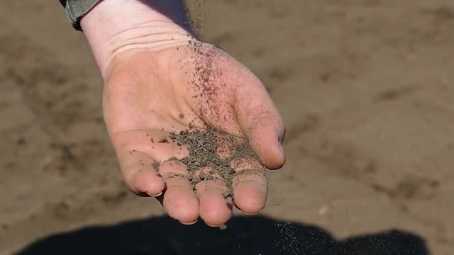 农学家在播种前测试土壤质量，慢动作视频素材