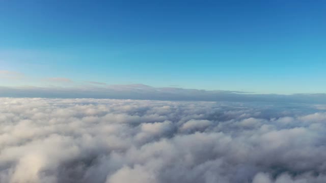 时间流逝美丽的天空和云彩在日出。日落的云彩与蓝天的时间流逝。在移动的云景中飞行。纹理的云。全景。云在运动。飞机的观点视频素材