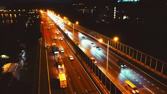 天桥和城市交通高峰时刻鸟瞰图视频素材