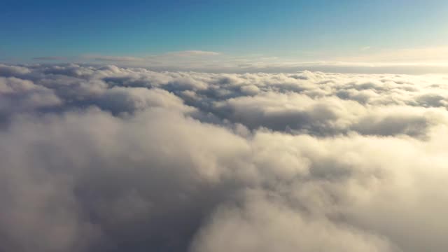 时间流逝美丽的天空和云彩在日出。日落的云彩与蓝天的时间流逝。在移动的云景中飞行。纹理的云。全景。云在运动。飞机的观点视频素材