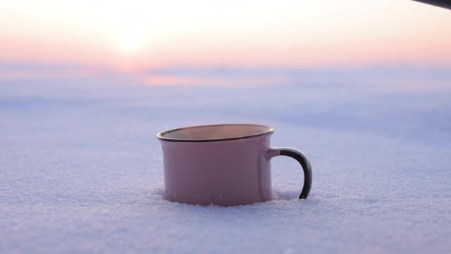 在下雪天把热水瓶里的茶倒进杯子里视频下载