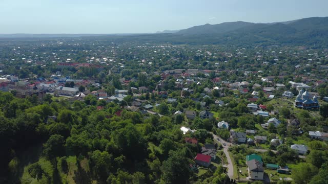 无人机拍摄的山谷小镇。视频素材