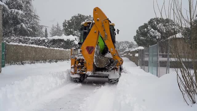 推土机清理积雪视频素材