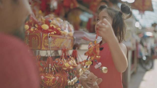 亚洲家庭购物庆祝中国新年。视频素材