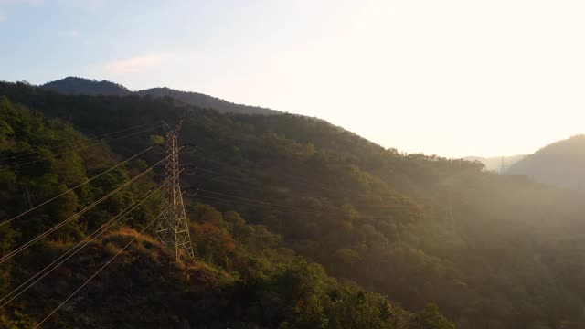 山上的电塔鸟瞰图视频素材