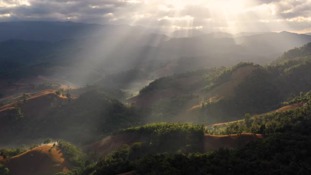 在阳光的照耀下飞过高山视频素材