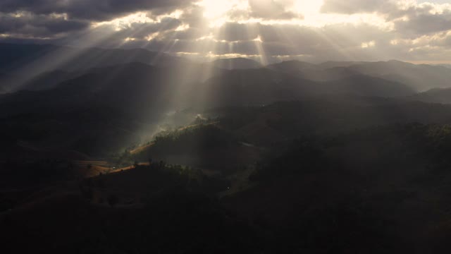 神光从天空与山景视频素材