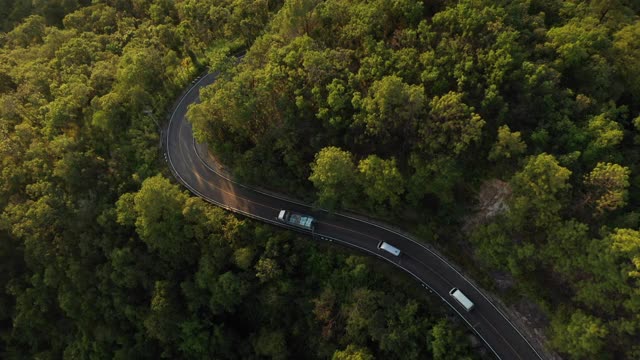 鸟瞰图上的汽车行驶在蜿蜒的山路上视频素材