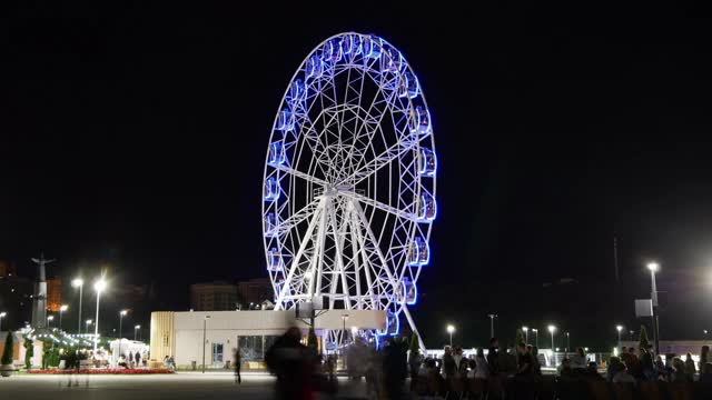 摩天轮在夜晚的城市与复印空间视频素材