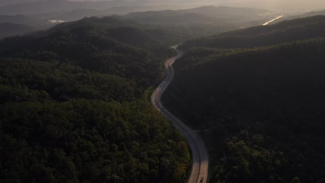 山谷中蜿蜒道路鸟瞰图视频素材