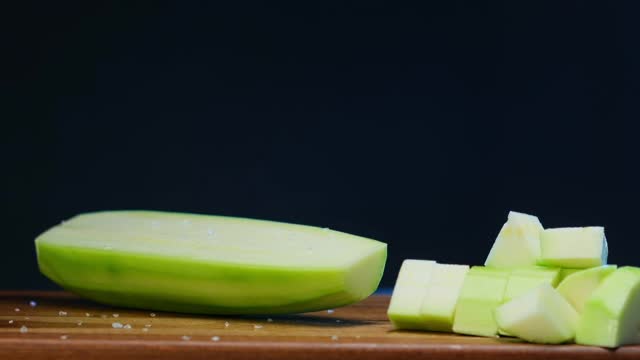 西葫芦块加盐和香料视频素材