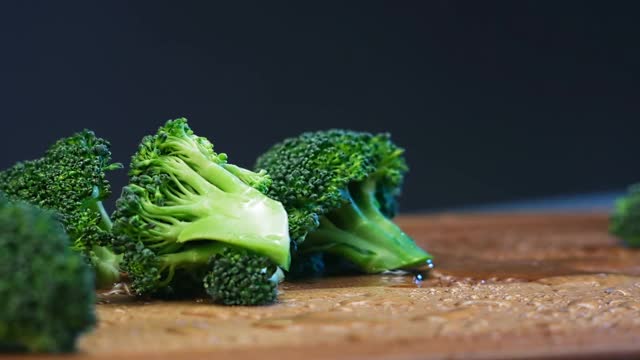 新鲜的绿色花椰菜和水滴落在飞机上视频素材