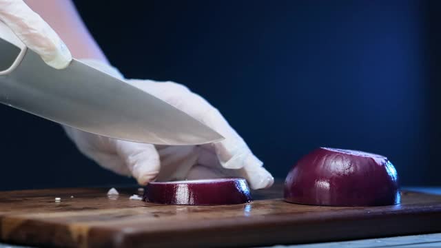 素食餐厅厨师用手套切红洋葱宏视频素材