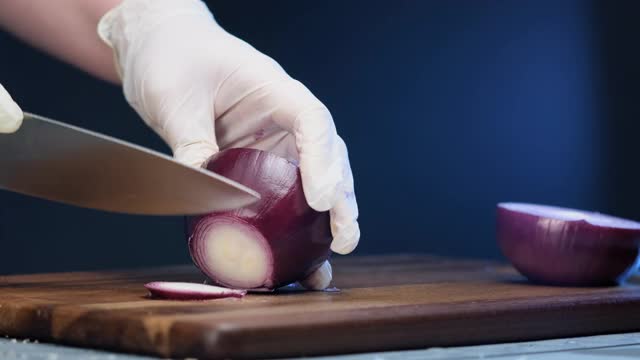 专业厨师准备素食沙拉和切洋葱视频素材