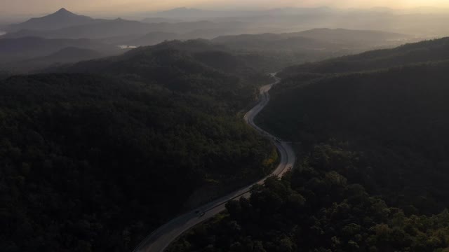 山谷中蜿蜒道路鸟瞰图视频素材