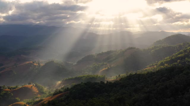 神光与山景在鸟瞰图视频素材