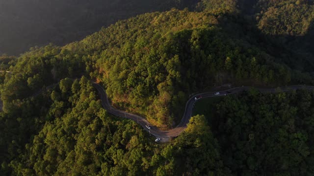鸟瞰图上的汽车行驶在蜿蜒的山路上视频素材