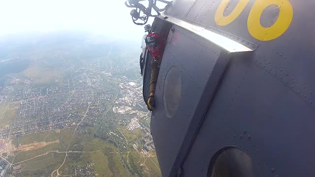 直升飞机在空中。跳伞者跳视频素材