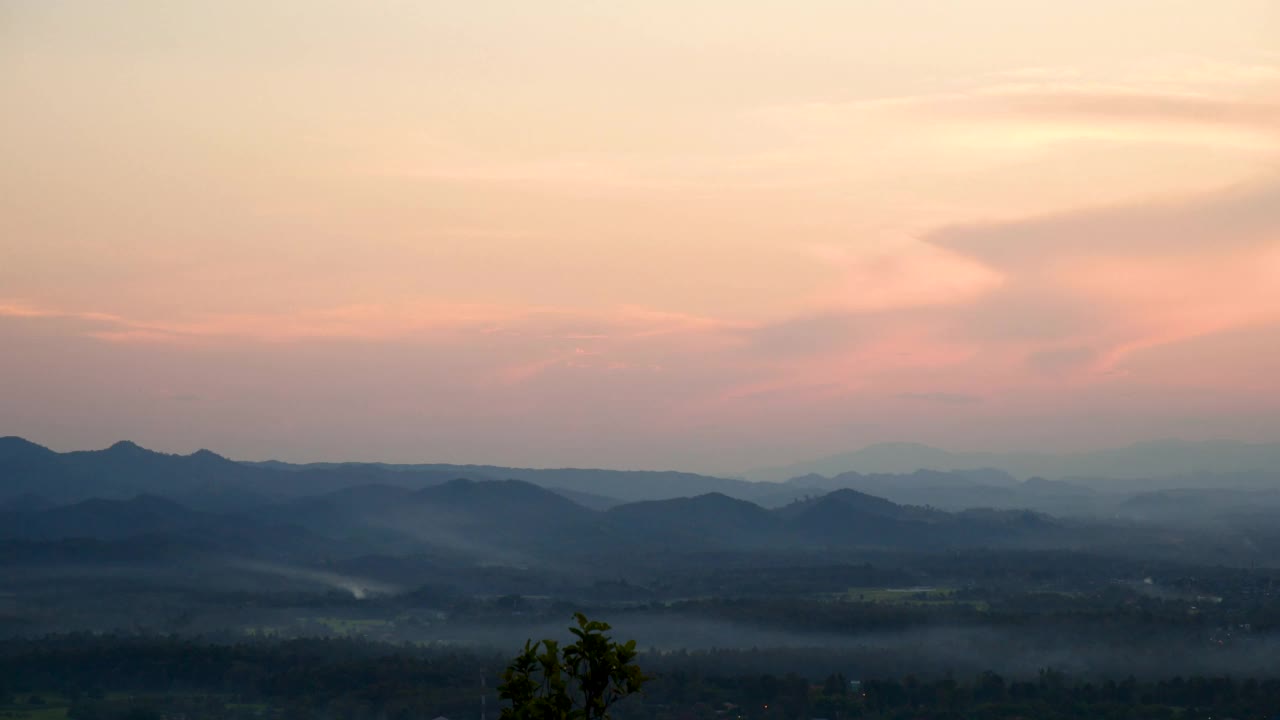 夕阳下山，山峦美景薄雾，黄昏时分金碧辉煌。美丽的风景，高山，山脊，薄雾，全景景色，黎明，戏剧性的天空。日出山水峰。视频素材