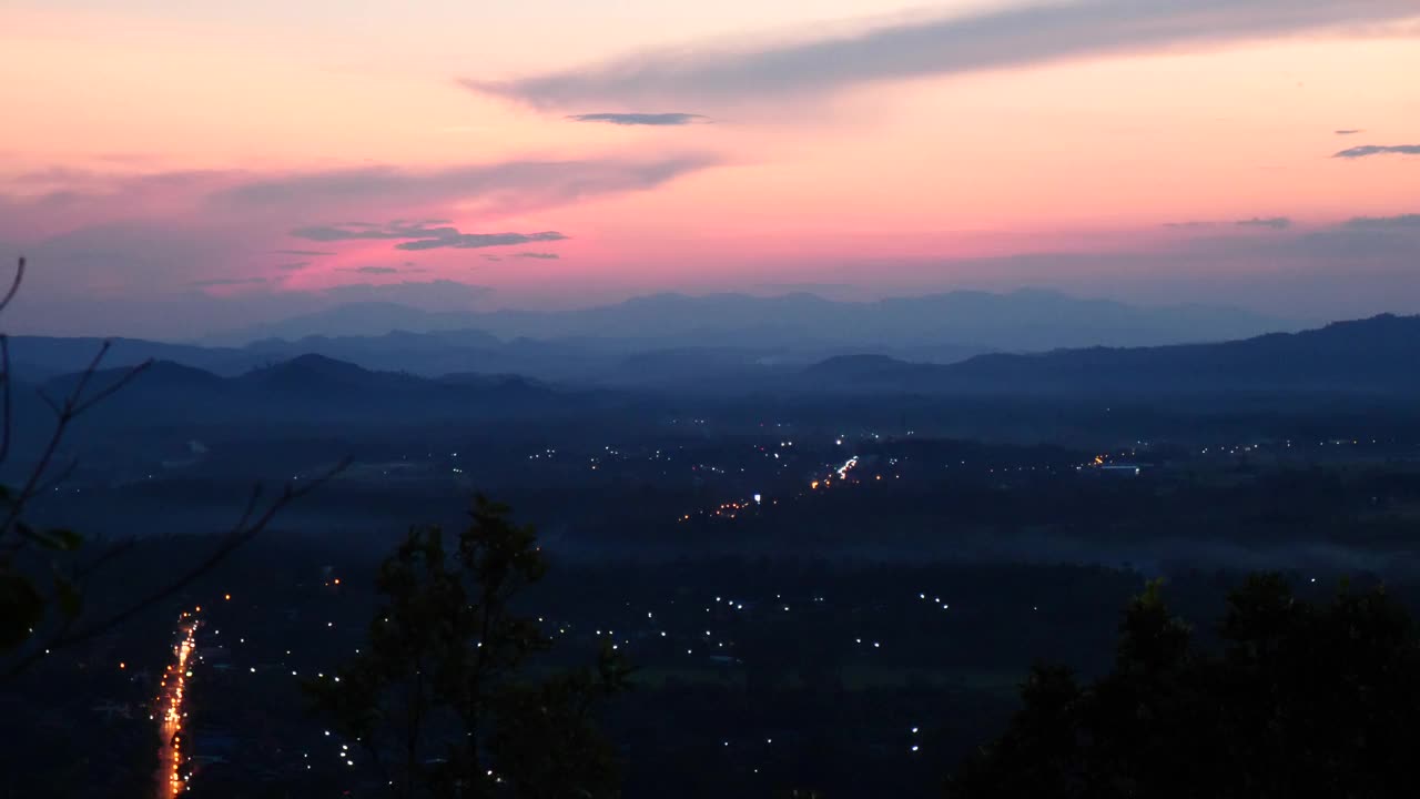 夕阳下山，山峦美景薄雾，黄昏时分金碧辉煌。美丽的风景，高山，山脊，薄雾，全景景色，黎明，戏剧性的天空。日出山水峰。视频素材