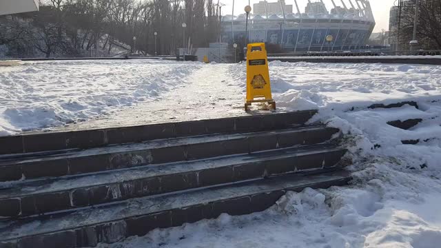 路滑警告标志。城市里的楼梯上没有积雪视频素材