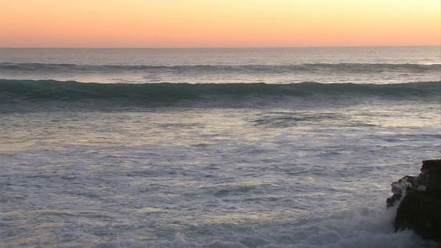 海浪日落视频素材