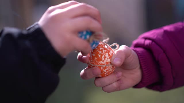 打破复活节彩蛋的孩子视频素材