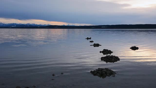 日落时的山湖，以山脉为背景。日落时分在巴伐利亚的Ammersee。视频素材