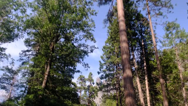 约塞米蒂山谷与埃尔卡皮坦，布瑞达威尔瀑布和半圆顶隧道视图，约塞米蒂，加利福尼亚州，美国。视频素材