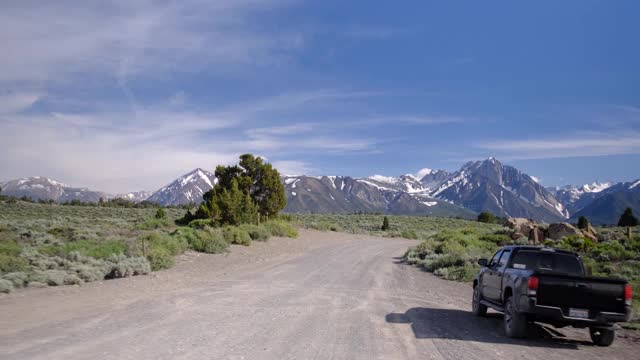 约塞米蒂山谷与埃尔卡皮坦，布瑞达威尔瀑布和半圆顶隧道视图，约塞米蒂，加利福尼亚州，美国。视频素材