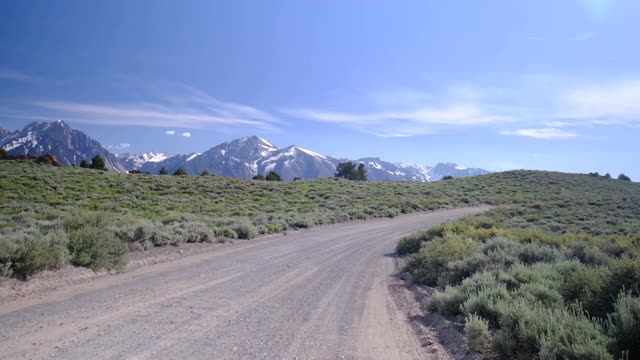 约塞米蒂山谷与埃尔卡皮坦，布瑞达威尔瀑布和半圆顶隧道视图，约塞米蒂，加利福尼亚州，美国。视频素材